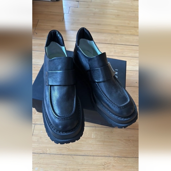 Malloni Shoes - Malloni 39 8.5 black leather loafers Italy lug sole